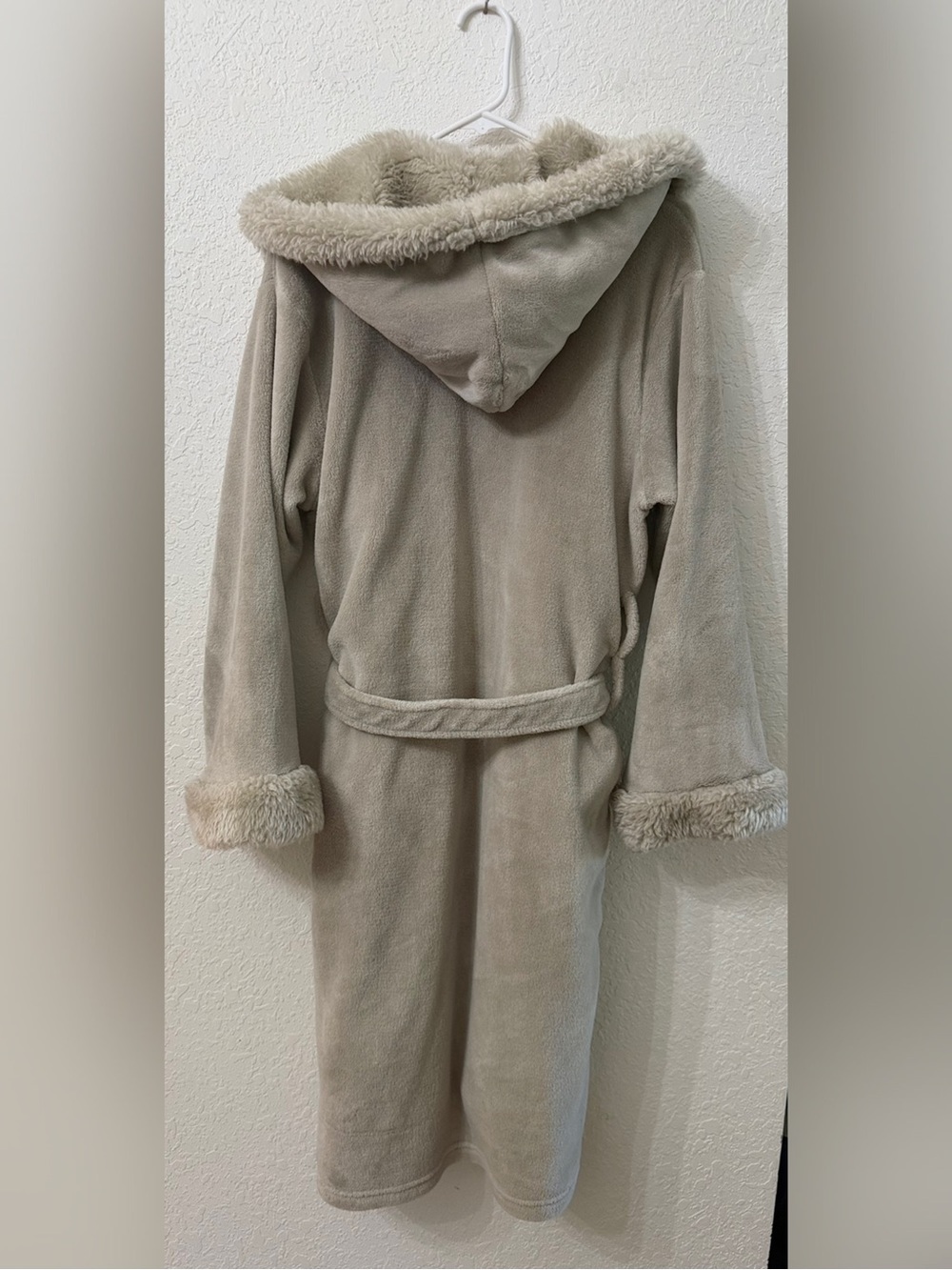 Pottery Barn Hooded Ombre Tipped Faux Fur Robe - S/M - Picture 6 of 9